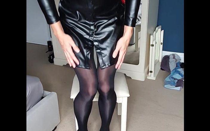 JessicaXD: Une telle pute dans sa robe-chemise en cuir