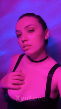 Xyulove Posa Carina per La Telecamera E Dà Un Bacio Gentile a Tutti I Suoi Abbonati