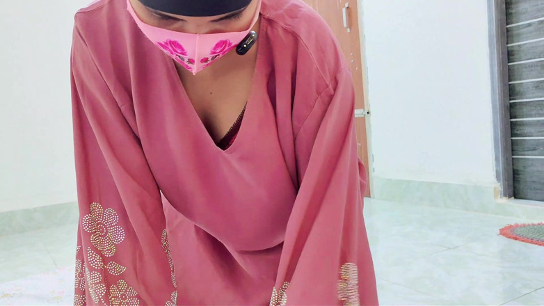 HottyKisku02: Mama vitregă hijabi își împărtășește dorința de sex cu fiul vitreg în pat...