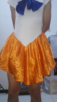 Marinaio venus in tuta di raso cosplay masturbazione con un costume