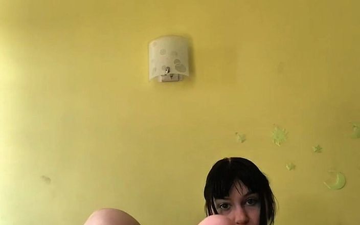 SynergyVibe: Sora vitregă se fute cu degetele cu pula și se masturbează...