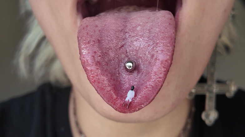 Glitterqueen1999: 4k - Giantess Penectomy - 小男人在我的食物里