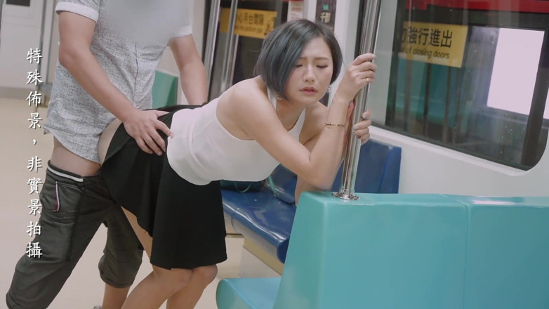 Asian Milfs n Teens: ฉากกับสาวเอเชียเงี่ยนในรถไฟฟ้า - Perv Milfs n Teens
