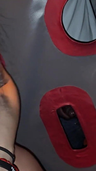 Gavat koca, karısını gloryhole'da yabancıları becermeye götürüyor