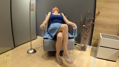 Mature_cunt: Orgasmo a gambe incrociate nel negozio di mobili