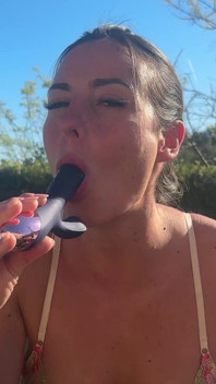 Di taman, saya berseronok dengan dildo saya