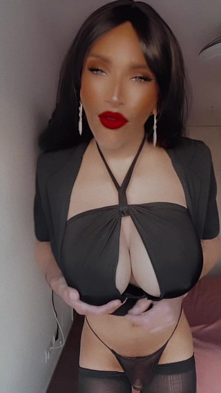 Sissy Slut Brianna: Süßer Blick, gefährliche Absichten