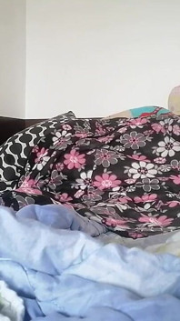 Amadora esposa se masturba com os dedos na buceta