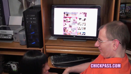 ChickPass Amateurs: Melissa Swallows blows Logan in his office