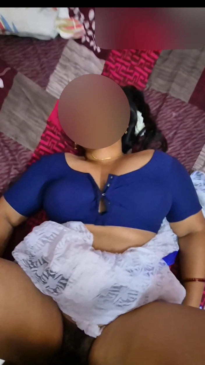 Black & white desicat: Sexy Desi bhabhi Sreejaa in camicetta blu e Sari sesso...
