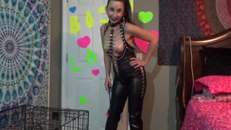 Femdom Austria: Une maîtresse solo en latex montre ses seins en faisant...