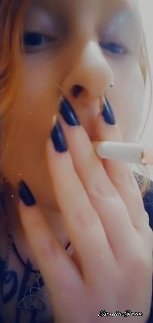 Estrella Steam: Rokend meisje close-up