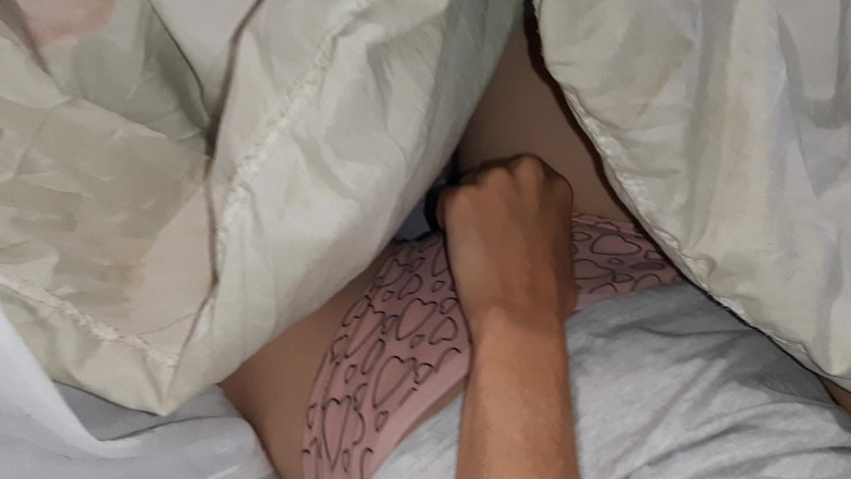 Lesbian-illusion: Medan vår lärare kollar läxor gör min vän och jag...