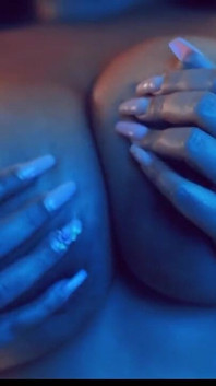 Une Crème Au Beurre Amazone Pulpeuse Joue Avec Un Gode Dans Un Studio