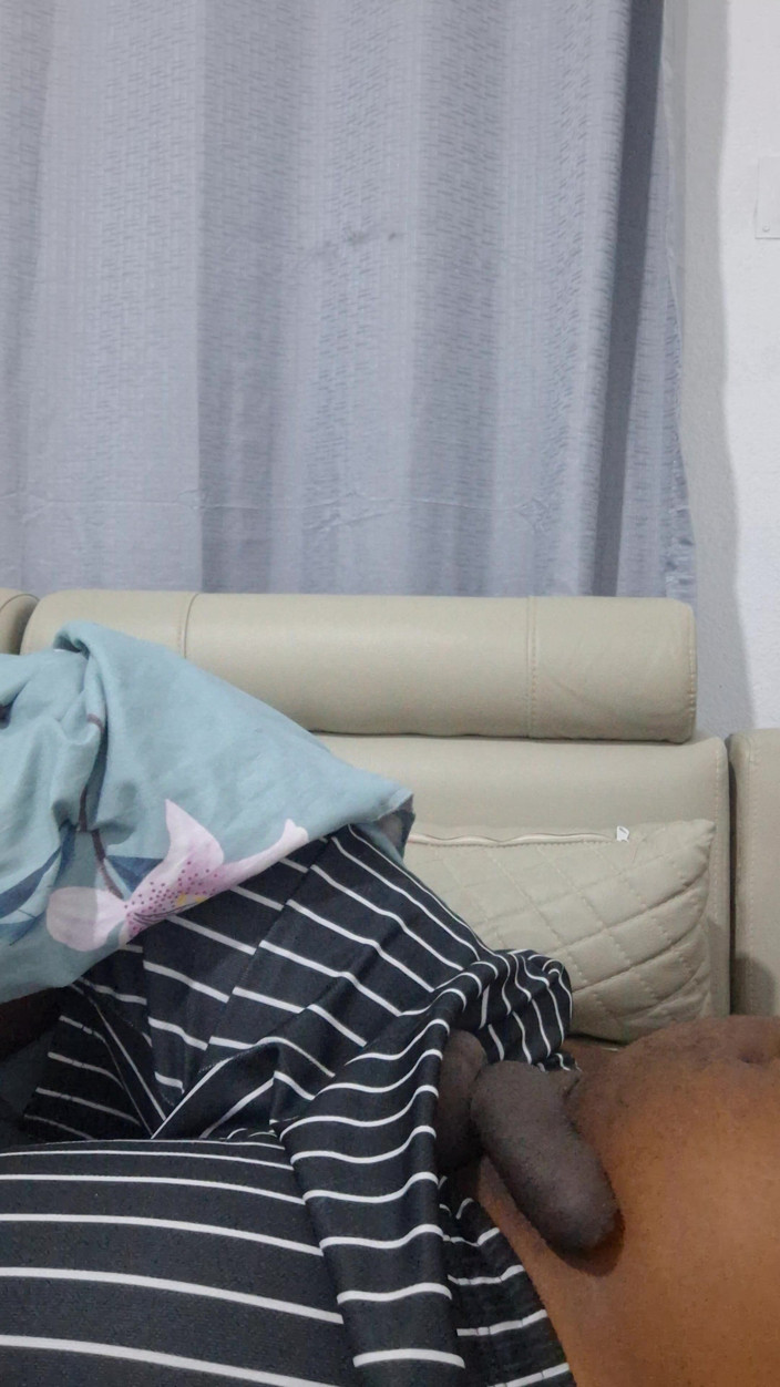 Bumba: Cairan emas cairan kental untuk mulutmu, kamu pelacur