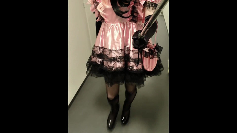 gtwien: Sissy travestito cammina con i tacchi alti e mostra