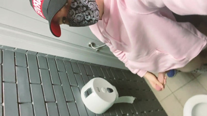Redbearboy: WC masturbation