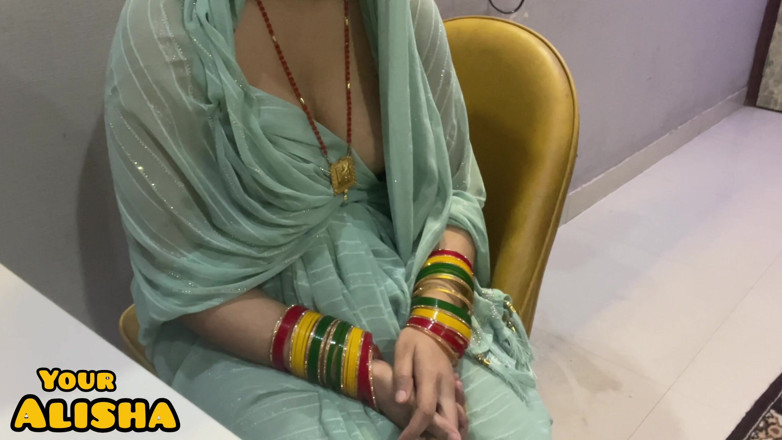 Your Alisha: Bhabhi의 휴대폰에 포르노를 넣고 그녀의 보지를 핑거링하는 걸 붙잡고 따먹어.