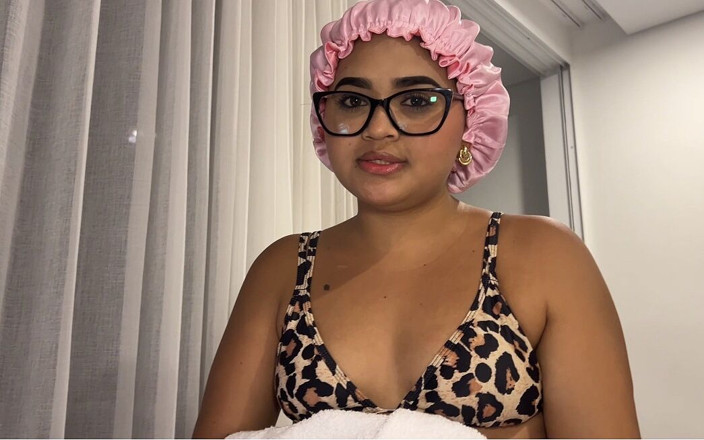 Yohamedi: Belle-mère Salope Se Baigne Nue Avec Son Beau-fils Dans Un...