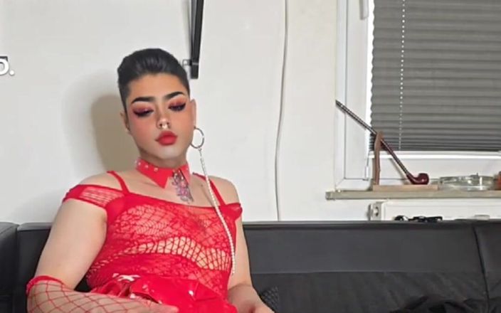 Daddy Femboy: Linda Femboy en medias de red