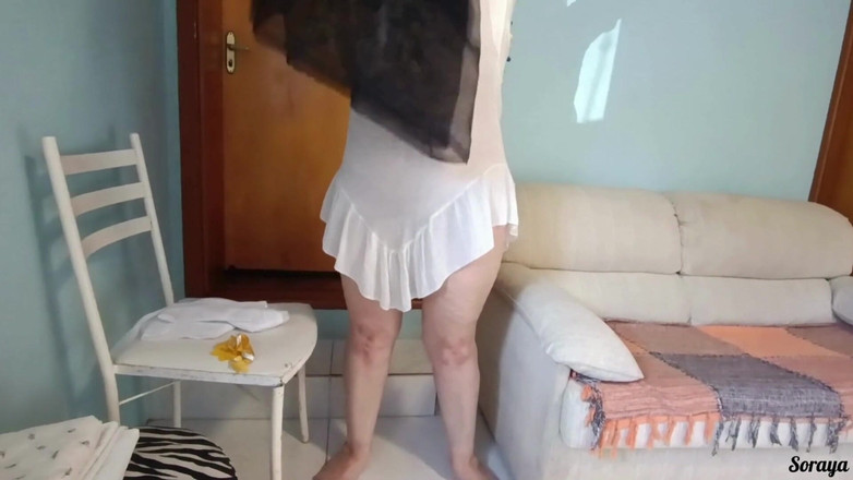 Priscila: Madrasta arrumando a casa em vestido transparente sem calcinha.