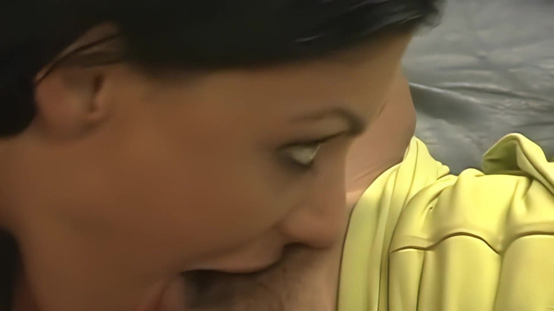 Hand Lotion Studios: Dos morenas lesbianas teniendo sexo en un sofá al aire...
