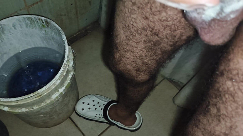 Cute boy jerks off: Honění chlapa v koupelně bez dráždění Jeho tělo mýdlem