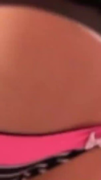Une petite brune suce une grosse bite dans un glory hole