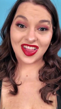Selama-lamanya lemah untuk bibir saya - Seductress Sydney Screams menggunakan gincu merah sebelum meliputi awak dengan Tanda Ciuman Gincunya