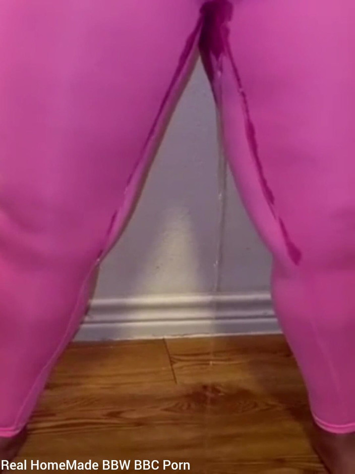 Super sexy ebony cuties: Відчайдушно жадаю, як ми писаємо сама в нейлонових легінсах