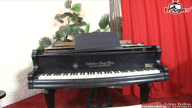 EroCom: Giáo viên piano đút đôi một sinh viên tóc vàng với bạn...