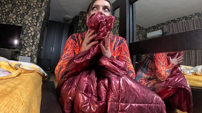 MilfyCalla: 赤いナイロンジャンプスーツフェチ - キャメルトーの挑発、深いフェラチオ、ダウンジャケットに精液を