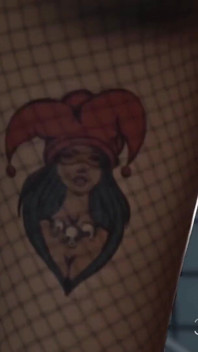 Harter sex im gefängnis! Harley Quinn fickt eine weibliche gefängniswache hart