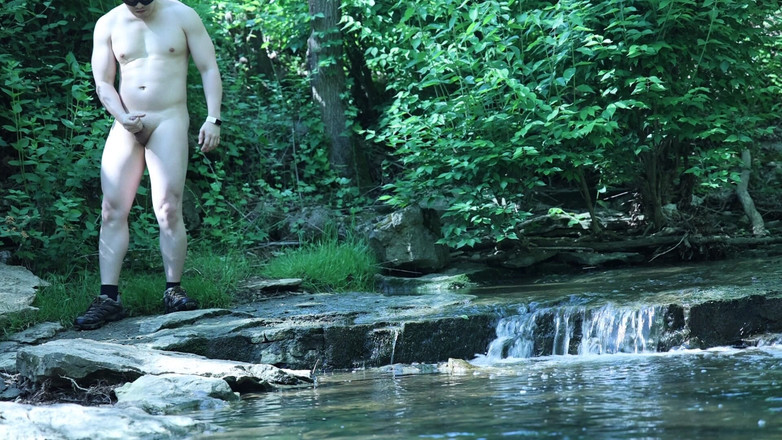 barenakedboy: Flexionando à beira da cachoeira, tentando se esgueirar um pouco de...
