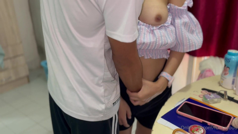 FuxxxYouu: น้องสาวต่างมารดาของฉันยอมให้ฉันเย็ดเธอ