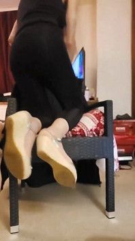 Cagna in leggings alla ricerca di un grosso cazzo in nylon
