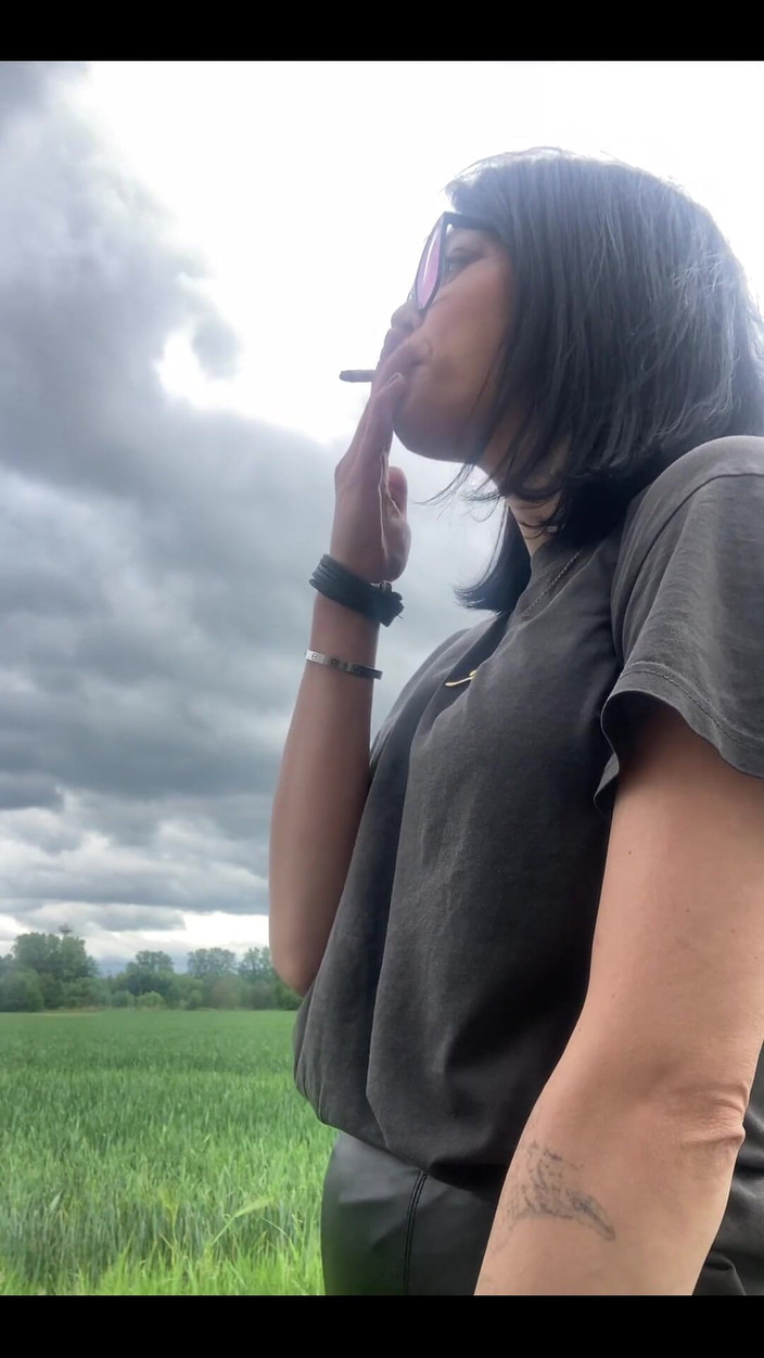 Shione Cooper: Kouření před natáčením v mé dodávce venku 