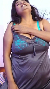 Desi Bhabi svádí řidiče auta a zve ho na sex ve svém domě, když je její manžel mimo město.
