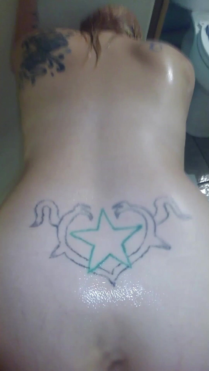 JolisaXXX: La moglie scopa in doccia