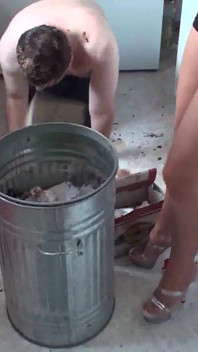 Wanita muda bermain dengan hamba mereka di dapur