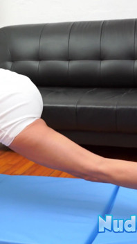 Großer kitzler, milf karla, un sättliches yoga, nackt und fingern