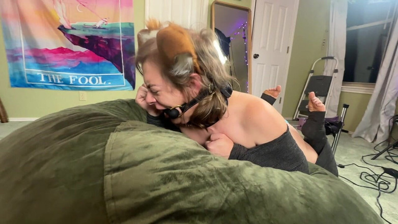 Linzy19: Futai cu o curvă machined Pup Whines în timp ce ea...