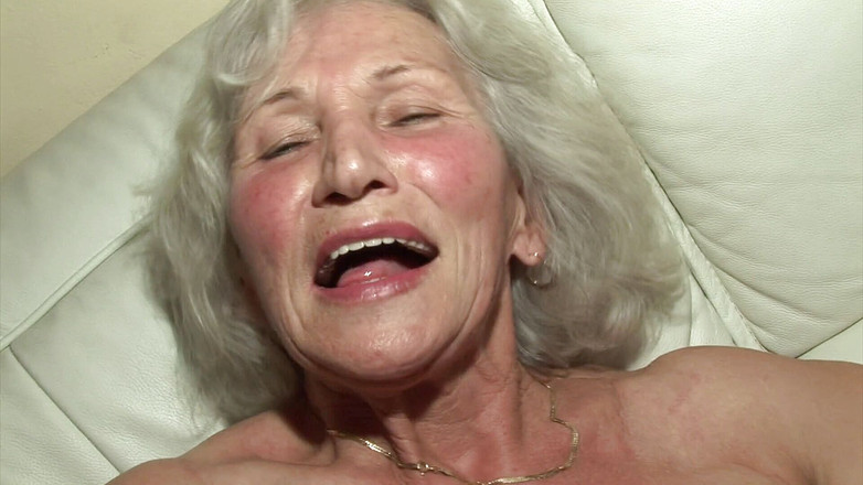 Private Lustpigs: Cowok ini pertama kali ngentot sama nenek hot!