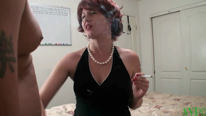 Wicked Smoking Stepmothers: Cette belle-mère adore contrôler son beau-fils