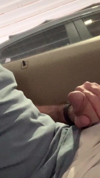 J’exhibe ma bite bien dure dans ma voiture