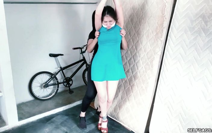 Selfgags Latina Bondage: Imprezowa dziewczyna rozerżnięła się na poddaszu