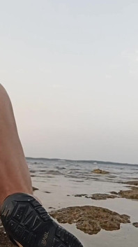 Mă bucur de pișatul meu de dimineață afară, pe plajă
