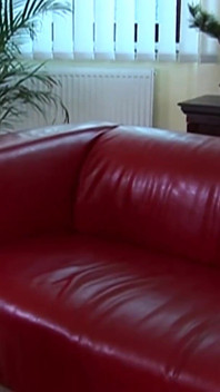 Büyük memeli sarışın bebek kanepede sikiliyor