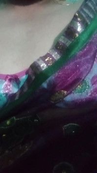 Gaurisissy, travesti indienne, est excitée dans un sari rose
