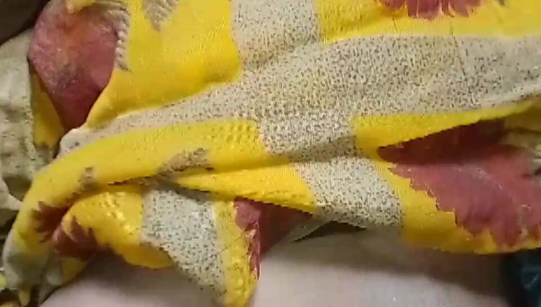 Deshi girl 9: Abang tiri mertua mengurut pantat telanjang adik tiri mertua, Kemudian...